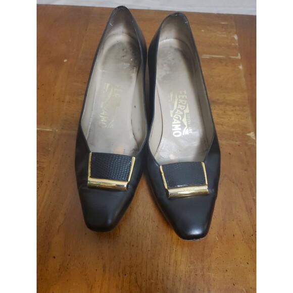 Salvatore Ferragamo Black Leather Pumps W/Signature Gold Buckle Sz 8.5 AA Vntg - Picture 6 of 7